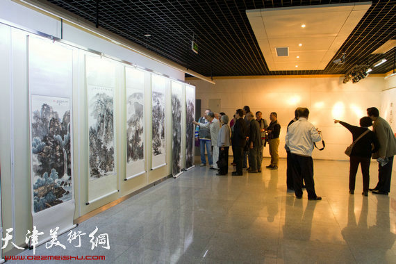 翰墨心语·枫林画社迎国庆中国画新作展开幕,图为画展现场。