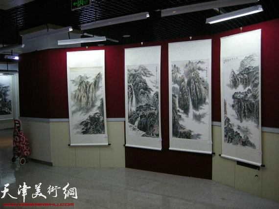翰墨心语·枫林画社迎国庆中国画新作展开幕,图为画展现场。