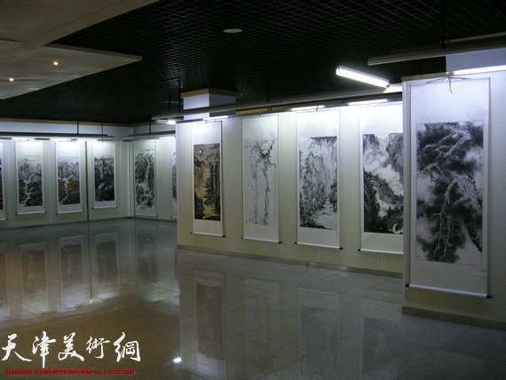 翰墨心语·枫林画社迎国庆中国画新作展开幕，图为画展现场。