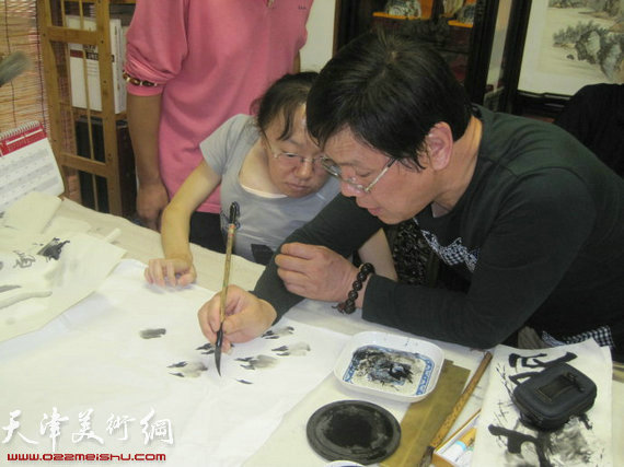 李根有:我给残疾人朋友讲画鸟