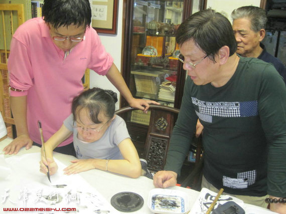 李根有:我给残疾人朋友讲画鸟