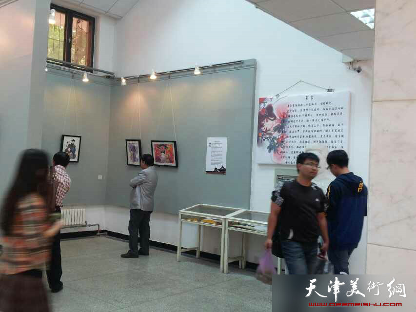 天津大学首个学生个人画展展现中国美，图为画展现场。