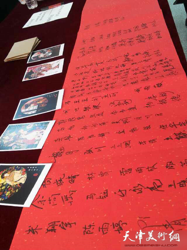 天津大学首个学生个人画展展现中国美，图为画展现场。