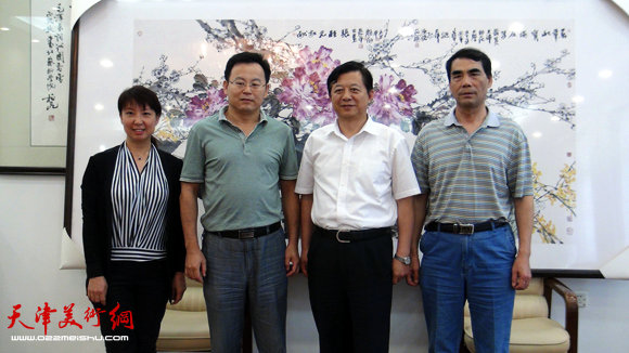天津师范大学党委副书记宋德新,校庆办林彬主任、张梅君处长与张桂元书记在捐赠画前合影留念