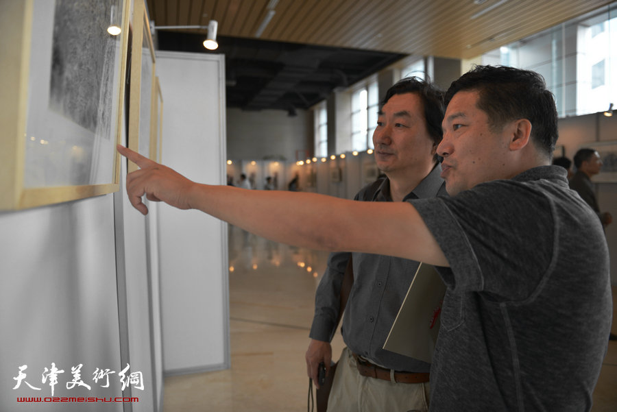 韩石四十幅山水佳作10月9日亮相书画名家精品展，图为韩石（左）与天津美术学院国画系基础教研室主任董克诚在现场。
