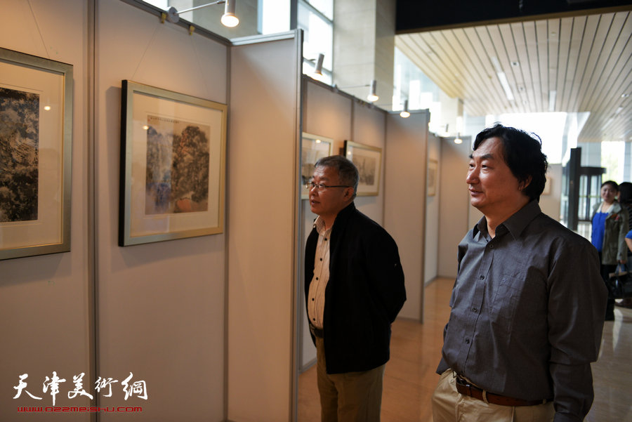韩石四十幅山水佳作10月9日亮相书画名家精品展，图为画展现场。