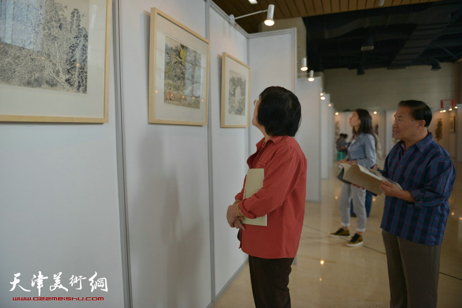 韩石四十幅山水佳作10月9日亮相书画名家精品展，图为画展现场。
