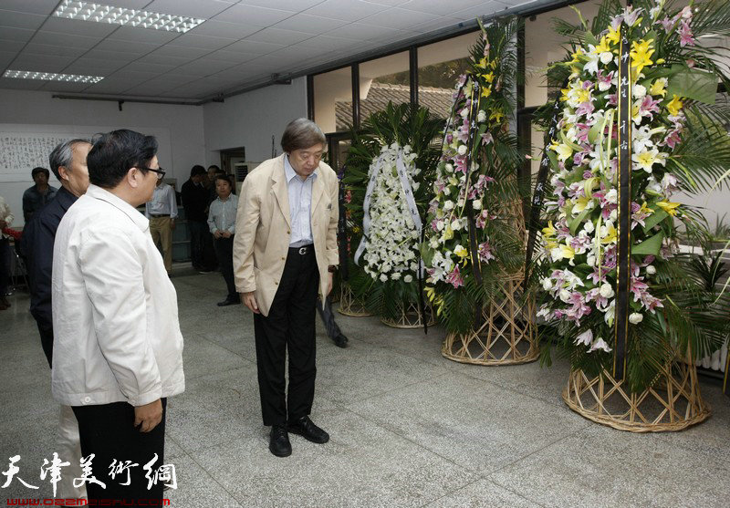 天津大学教授冯骥才先生到王学仲艺术研究所吊唁王学仲先生