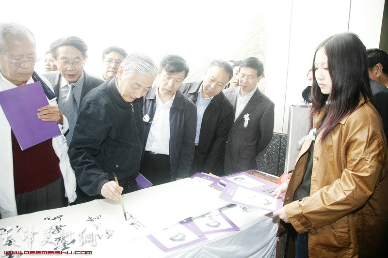 王学仲先生遗体告别仪式10月10日举行，图为王学仲先生弟子、中国书法家协会主席张海在签到处。