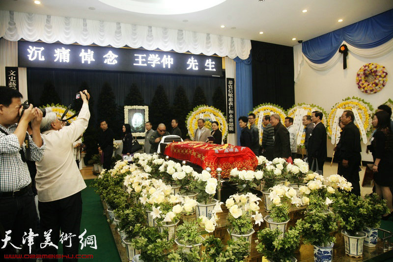 王学仲先生遗体告别仪式10月10日举行，图为瞻仰遗容