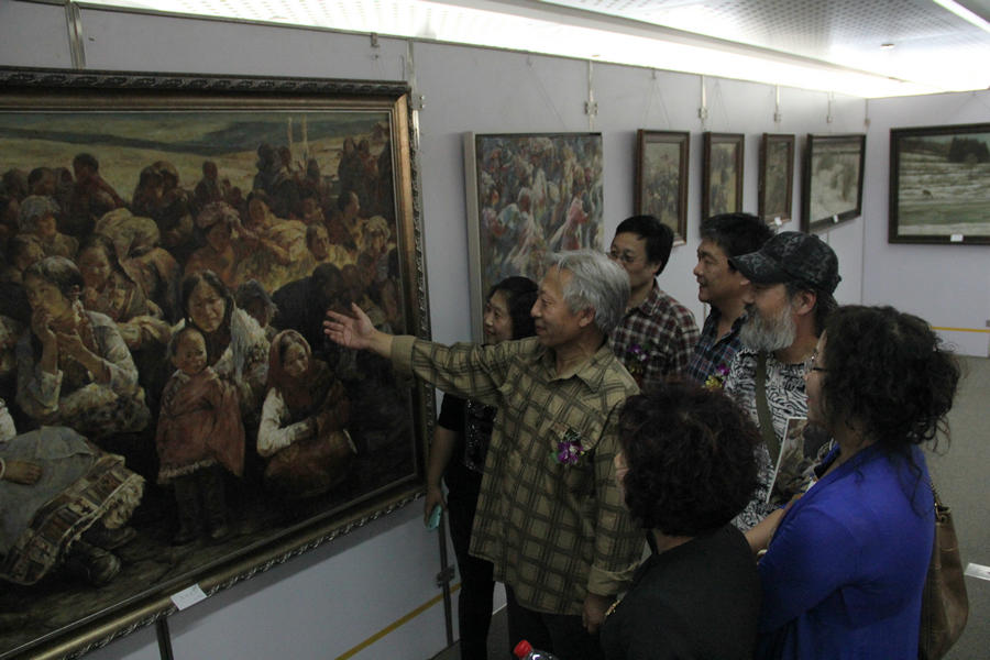 “曾抒嘉从艺二十年油画作品展”10日在滨海新区展出，图为画展现场。