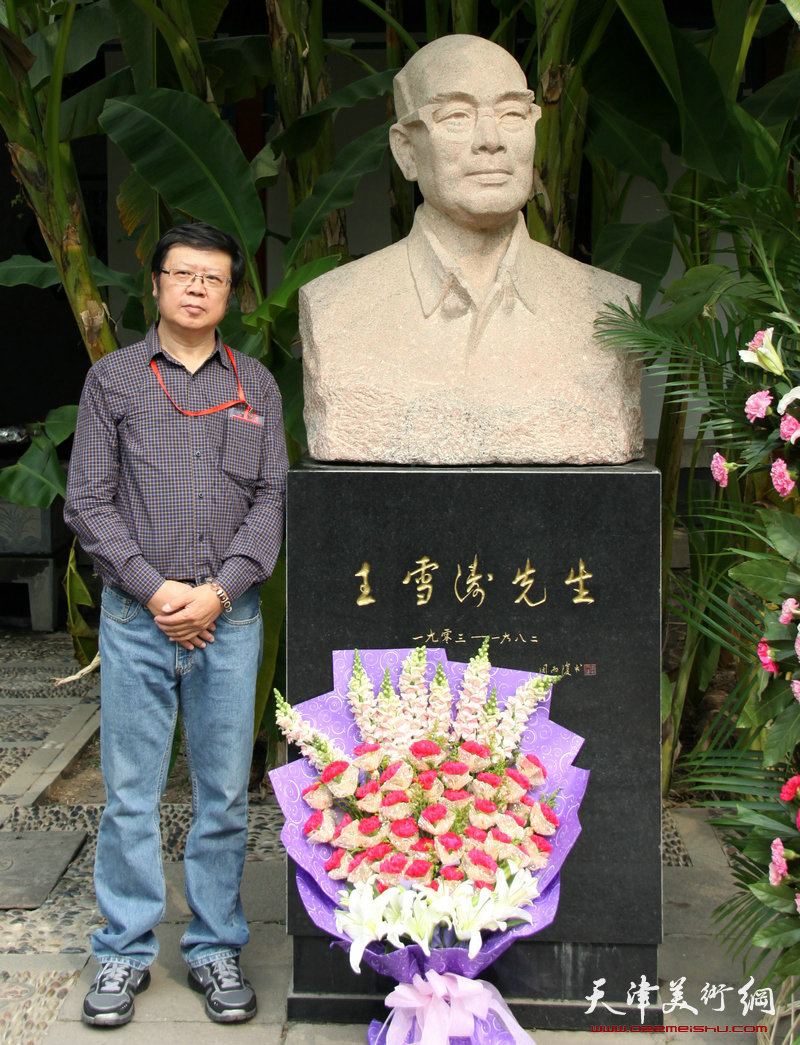 萧朗先生精品画作参展纪念王雪涛诞辰写意花鸟画联展，图为梅江国际艺术馆艺术总监萧珑拜谒王雪涛塑像，并敬献鲜花。