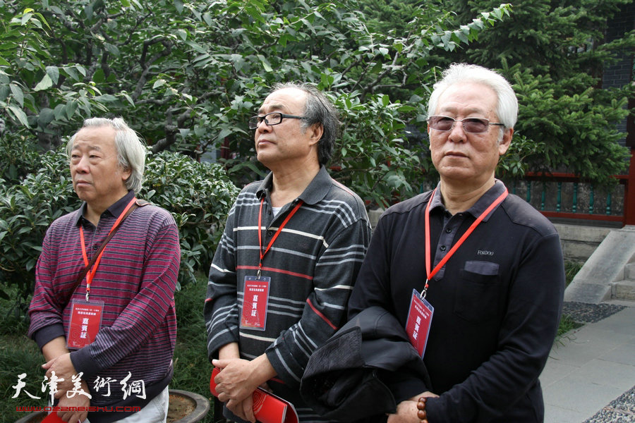 萧朗先生精品画作参展纪念王雪涛诞辰写意花鸟画联展，图为著名画家贾宝珉、阮克敏、郭书仁在画展现场。