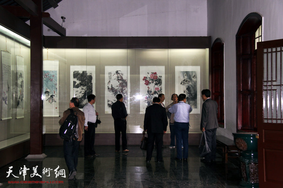 萧朗先生精品画作参展纪念王雪涛诞辰写意花鸟画联展，图为观众在欣赏参展作品