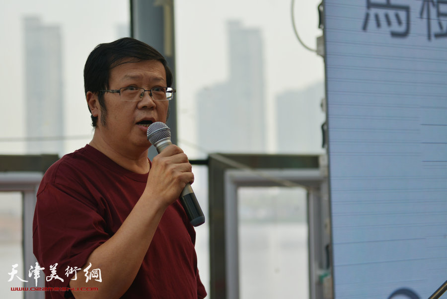 马树青《彩·絮》绘画艺术展10月12日在梅江国际艺术馆举行，图为梅江国际艺术馆艺术总监萧珑致辞。
