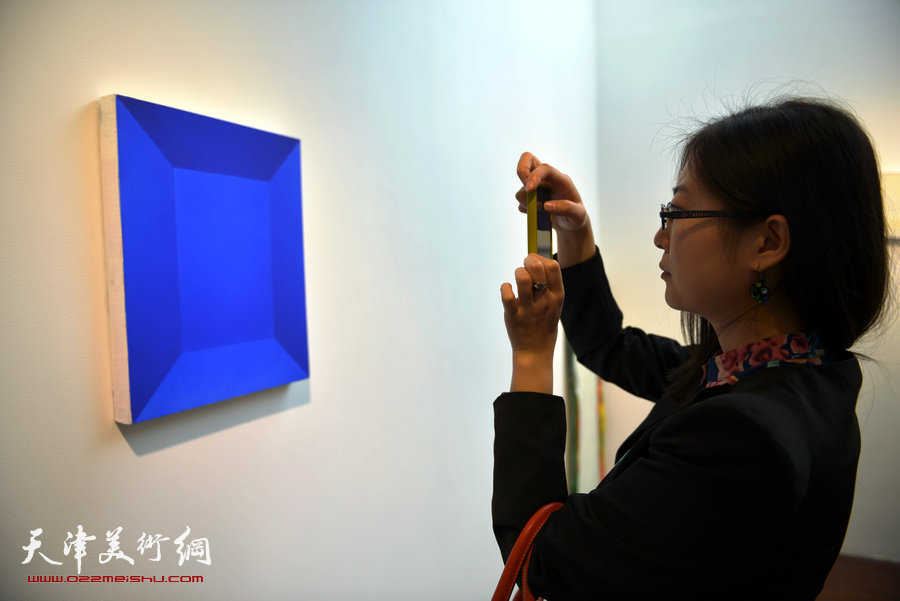 马树青《彩·絮》绘画艺术展10月12日在梅江国际艺术馆举行，图为画展现场。
