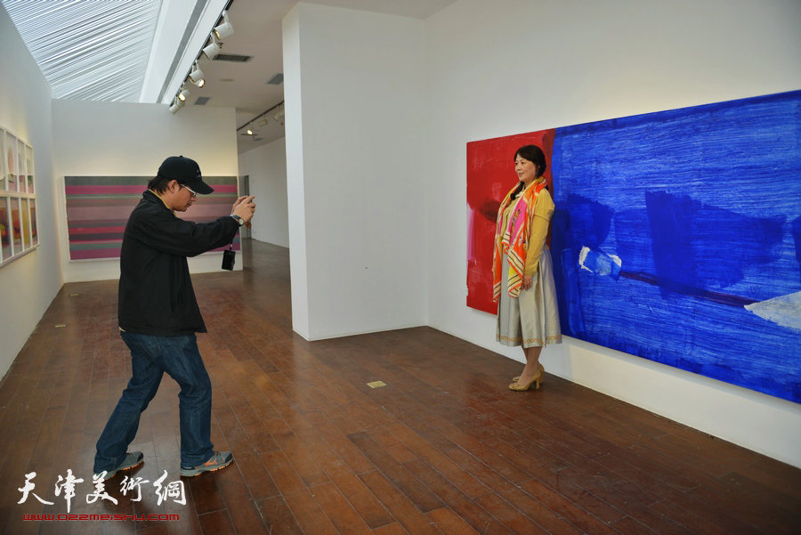 马树青《彩·絮》绘画艺术展10月12日在梅江国际艺术馆举行，图为画展现场。