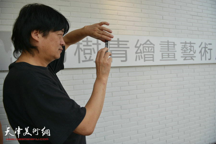 马树青《彩·絮》绘画艺术展10月12日在梅江国际艺术馆举行，图为马树青。