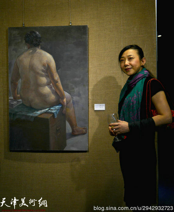 苏州著名美女画家江小玲在行建林老师的画前