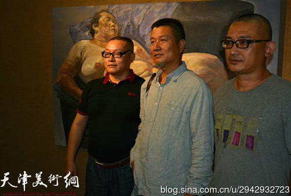 “三沈”在苏州艺术圈内颇具知名度，他们分别在各自的领域内占有重要位置。左起苏绣大师沈老师、雕塑家沈老师、画家沈老师。背景是沈樾的画