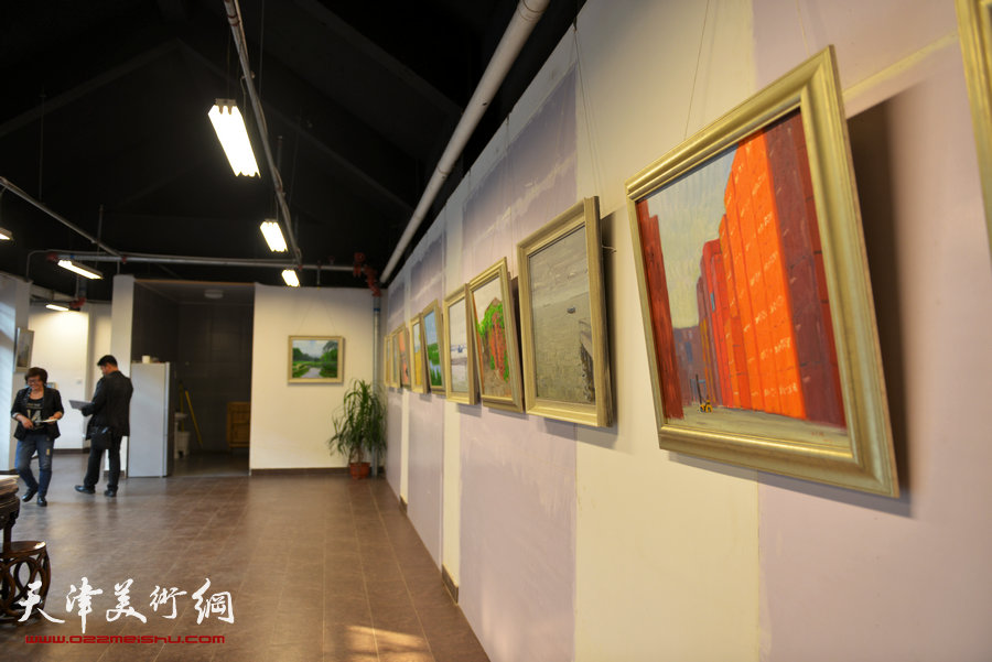 “刘悦油画写生作品展”10月18日在北塘古镇儒雅会馆举行，图为画展现场。