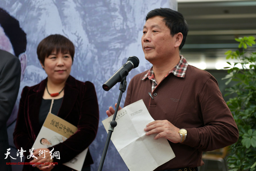 徐胜利中国画作品展10月18日在泰达图书馆展出，图为徐胜利致辞。