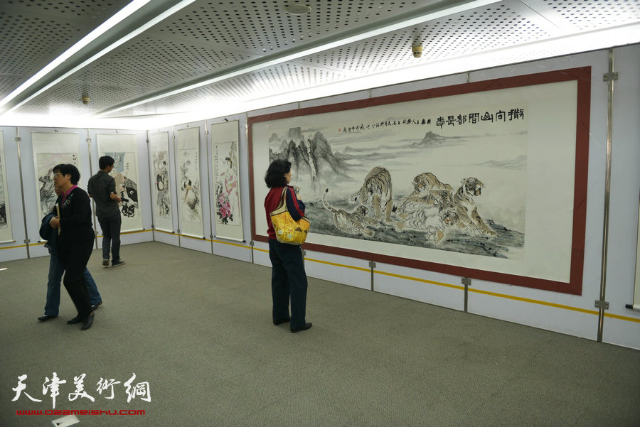 徐胜利中国画作品展10月18日在泰达图书馆展出，图为画展现场。