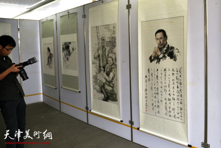 徐胜利中国画作品展10月18日在泰达图书馆展出，图为画展现场。