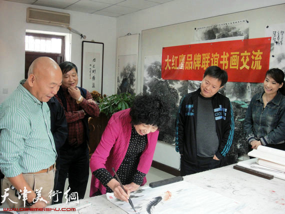 大红鹰品牌书画联谊活动在西青居贤会馆举行，图为吕爱茹