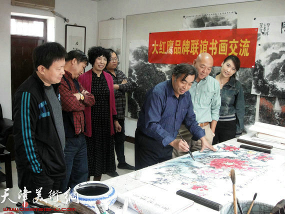 大红鹰品牌书画联谊活动在西青居贤会馆举行，图为谢天强
