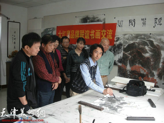 大红鹰品牌书画联谊活动在西青居贤会馆举行，图为安世胜