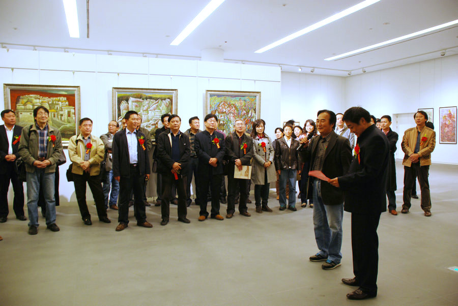 《龙脉·地火·海风——赵铁军油画水彩画作品展》在天津美术馆开幕，图为开幕式上陈重武代表画家致辞