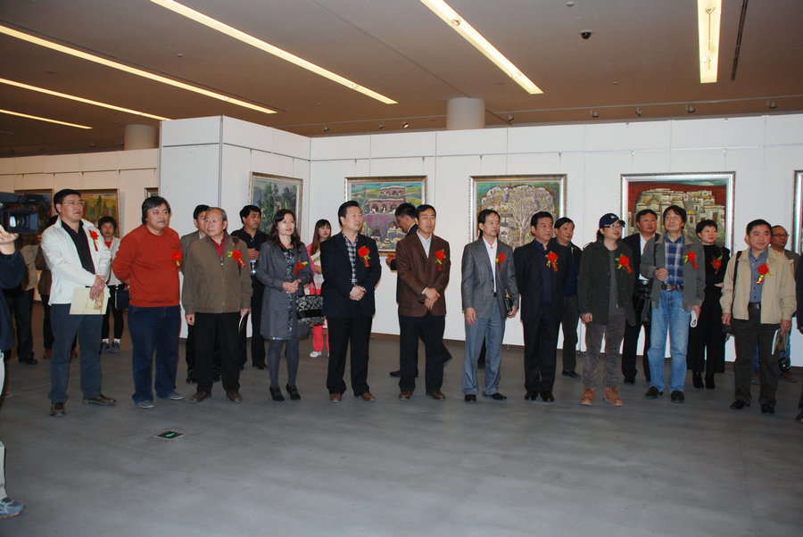 《龙脉·地火·海风——赵铁军油画水彩画作品展》在天津美术馆开幕，图为开幕式来宾