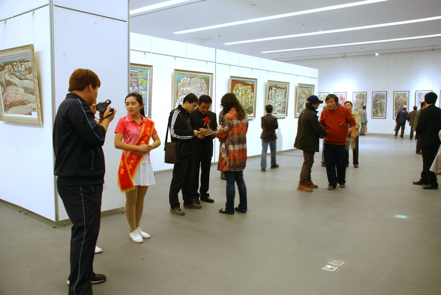 《龙脉·地火·海风——赵铁军油画水彩画作品展》在天津美术馆开幕，图为画展现场