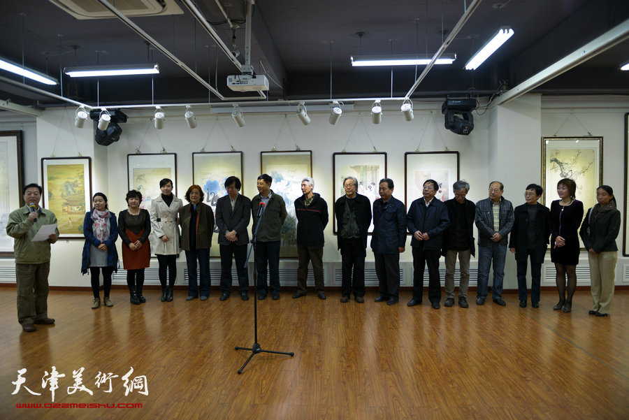 在水一方·当代女画家工笔画精品展19日在鸿德美术馆开幕，图为开幕仪式。