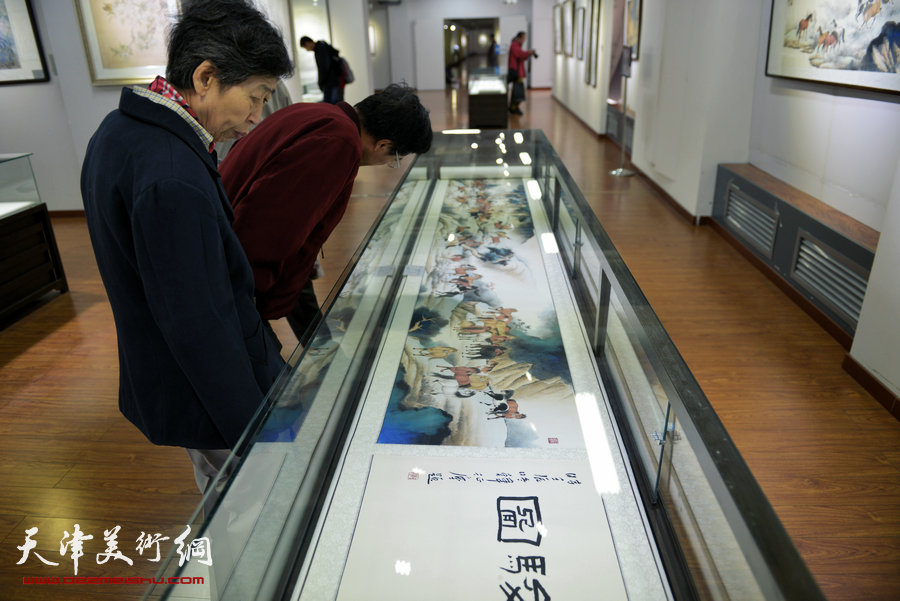 在水一方·当代女画家工笔画精品展19日在鸿德美术馆开幕。图为画展现场。