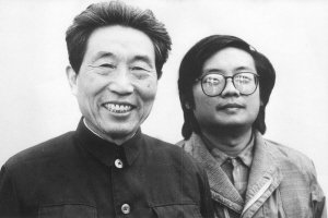 王学仲先生（左）与本文作者合影于天津大学黾园，本报记者杨新生摄，时间大约在上世纪80年代末90年代初。 