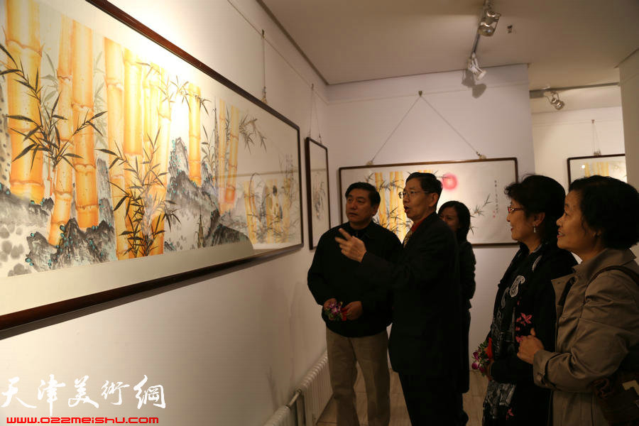 “金辉玉润——柴寿武金竹精品展”在津开幕，图为柴寿武讲解自己画作。