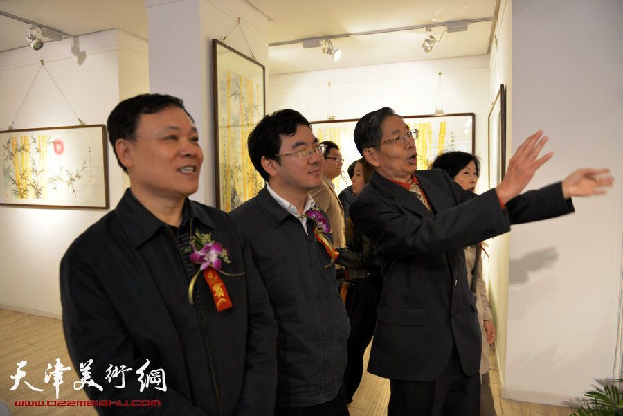 “金辉玉润——柴寿武金竹精品展”在津开幕，图为柴寿武讲解自己画作。