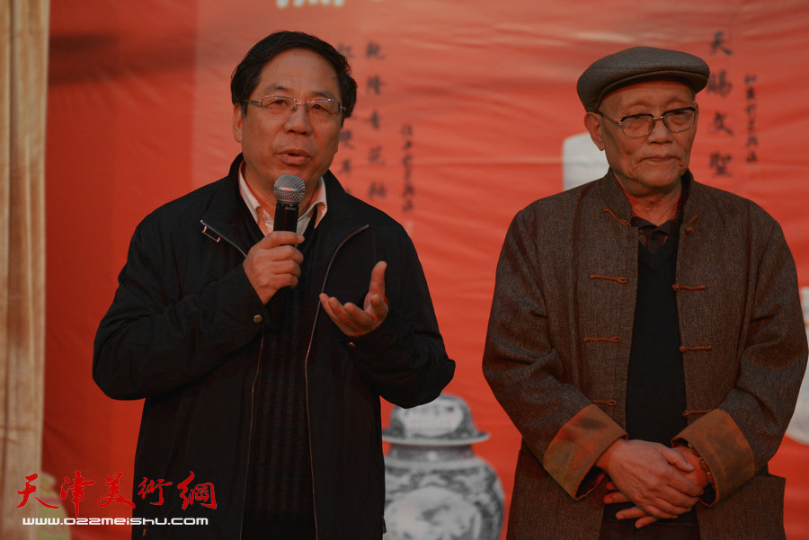 天津文学艺术网10月23日举行成立九周年盛大庆典，图为陈英杰致辞，右为孙长康。