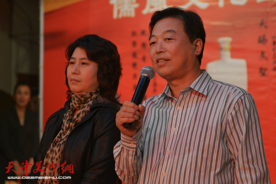 天津文学艺术网10月23日举行成立九周年盛大庆典，图为杨建国致辞，右为民革办公室主任徐学会。