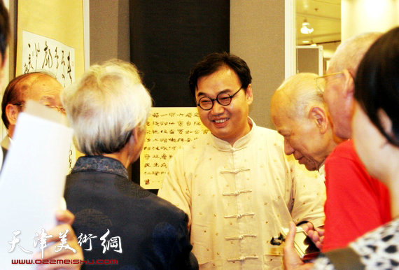 2007年7月，封俊虎先生出席在香港举办的“纪念香港回归十周年书画大展”。图为：封俊虎先生与香港宗教界人士在一起。