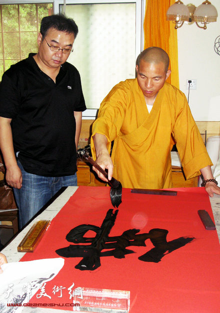 封俊虎先生与洛阳白马寺方丈印乐法师在挥毫交流。