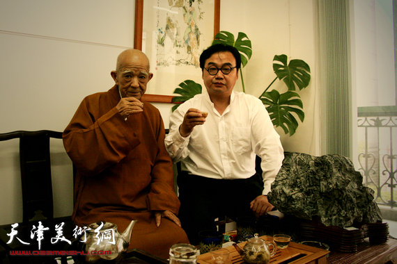 封俊虎先生与上海玉佛寺93岁高僧广兴法师在品茶。