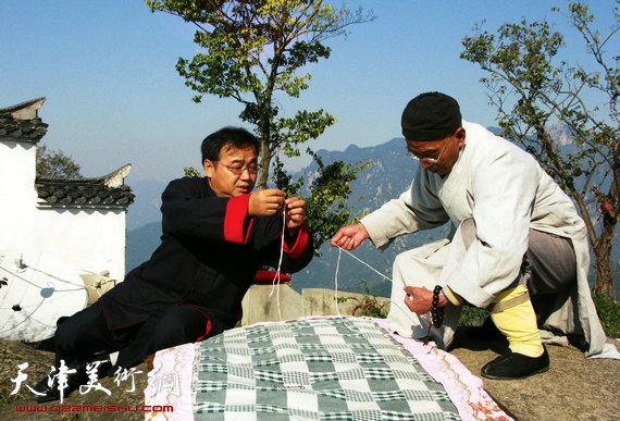 封俊虎先生在九华山与百岁宫传智法师。