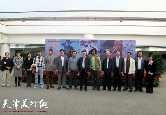 五人油画作品展10月25日在天津滨海新区开幕，图为开幕仪式。
