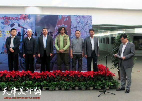 五人油画作品展10月25日在天津滨海新区开幕，图为滨海新区区委宣传部副部长、区文广局局长张仁刚致贺词。 