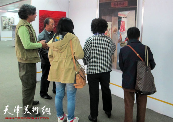 自然的盛开·五人油画作品展10月25日在天津滨海新区开幕，图为画展现场。