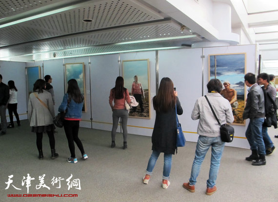 自然的盛开·五人油画作品展10月25日在天津滨海新区开幕，图为画展现场。