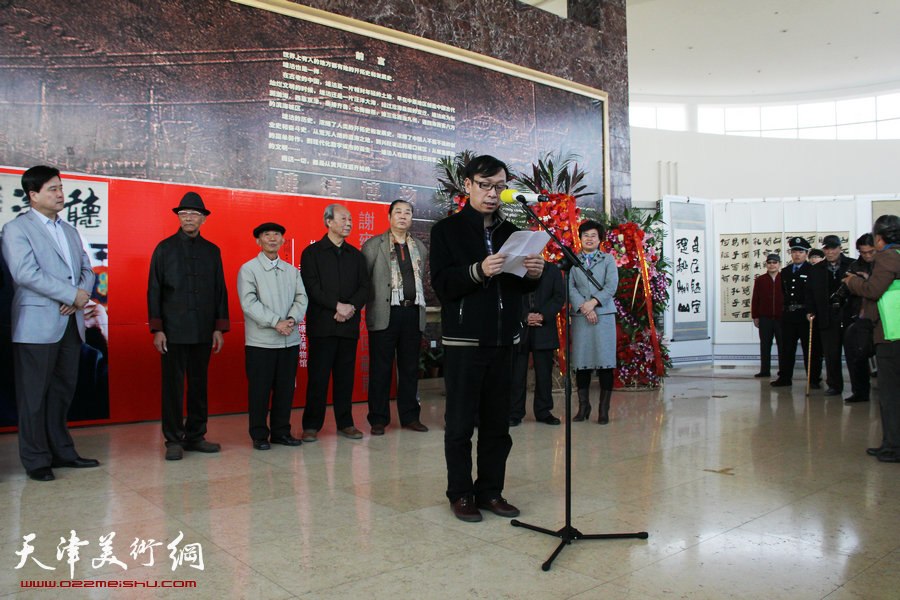 《谢雍八十书法回顾展》26日在塘沽博物馆开幕，图为天津书法家协会副主席张建会致辞